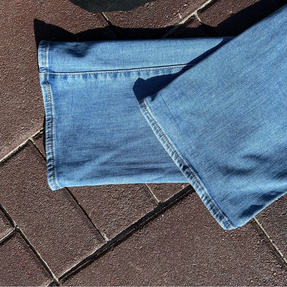 Levi's High Rise Boot Cut Jeans with Signature Patch - Picture 5 of 9